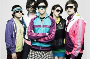 Ouça: Cobra Starship e os cantores de Gossip Girl