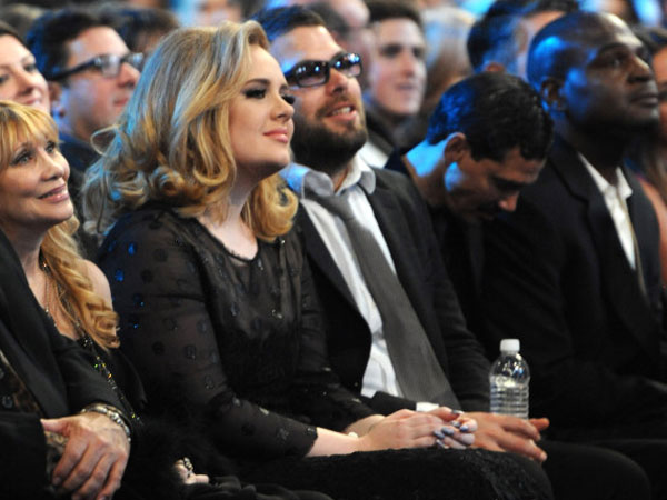 Adele e Simon, seu namorado e pai do seu filho