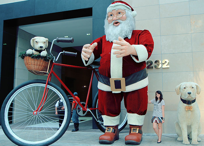 Papai Noel e Iaiá, na frente do Shopping Iguatemi