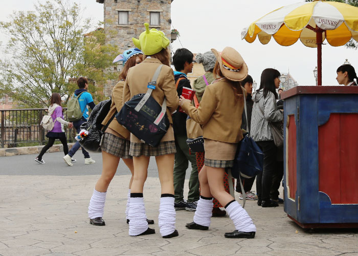 Amigas com a mesma roupa no DisneySea