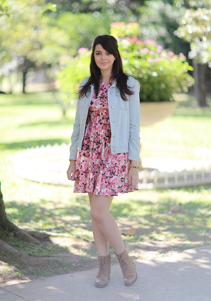 vestido floral com blazer