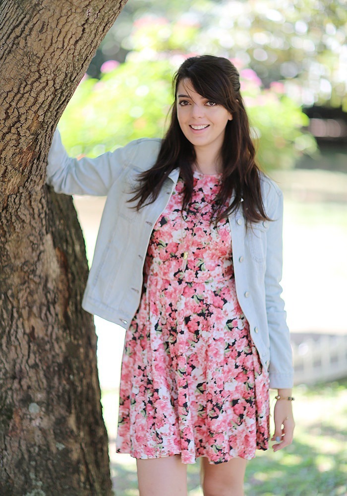 vestido curto com jaqueta jeans