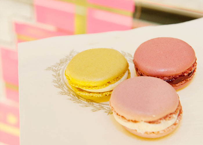 Macaron de limão siciliano + macaron de framboesa + macaron de rosa = La Tentation!