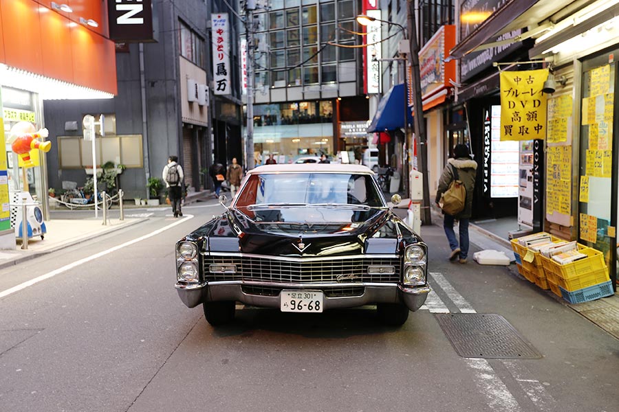 Cadillac nas ruas de Akihabara