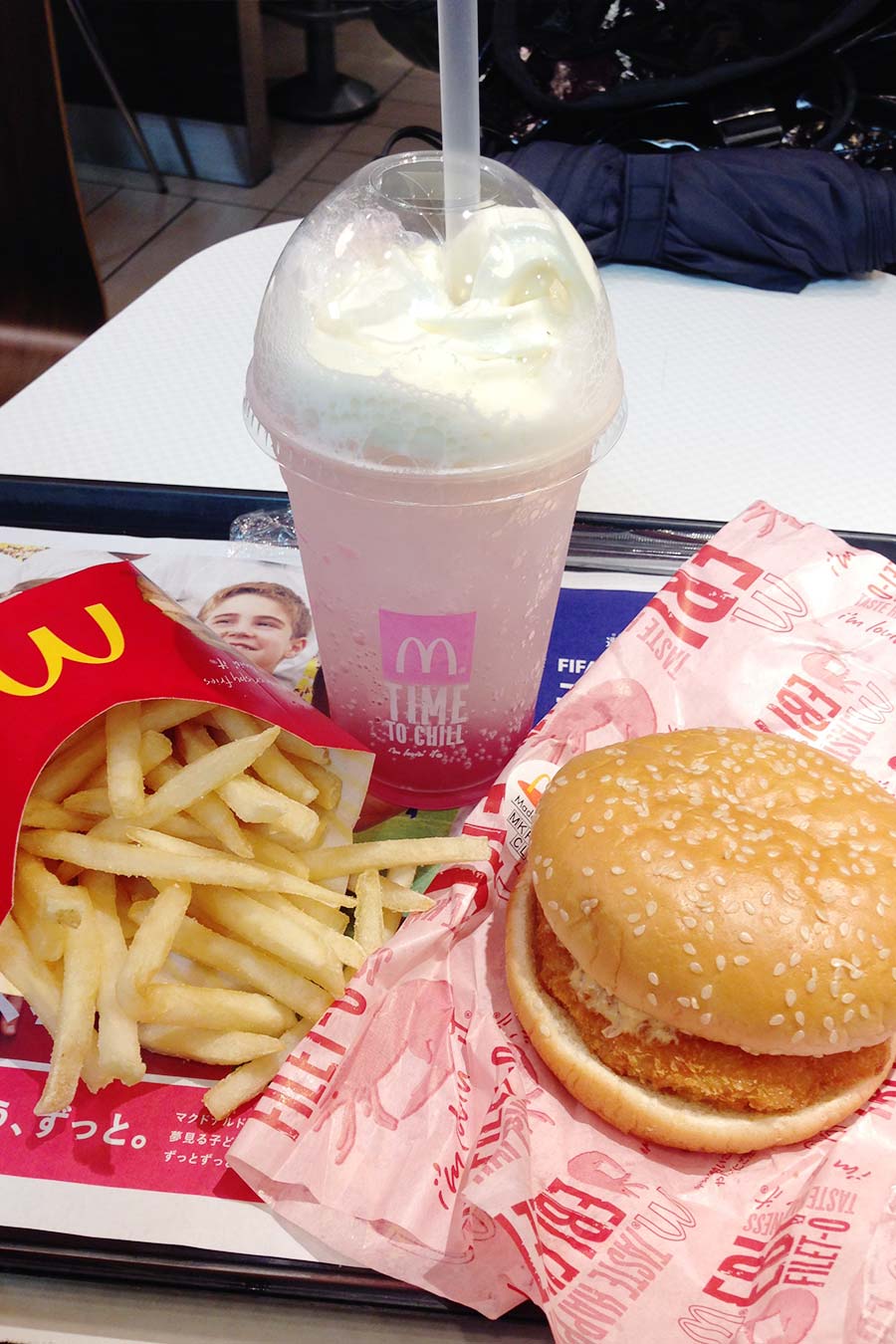 Hamburguer de camarão e refrigerante de Sakura do Mc Donalds