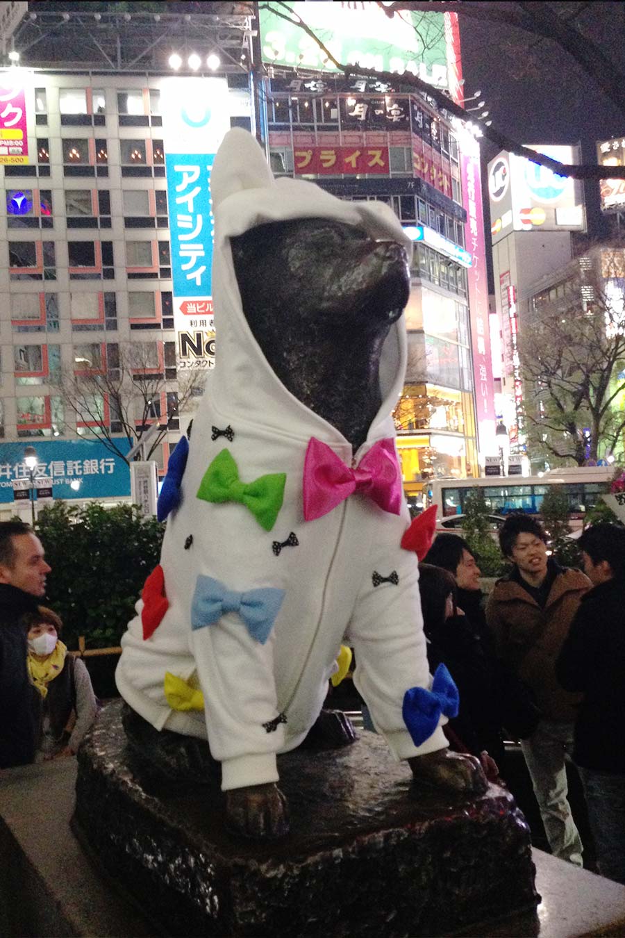 Estátua do Hachiko com roupinha pra uma ação promocional da semana de moda de Tóquio