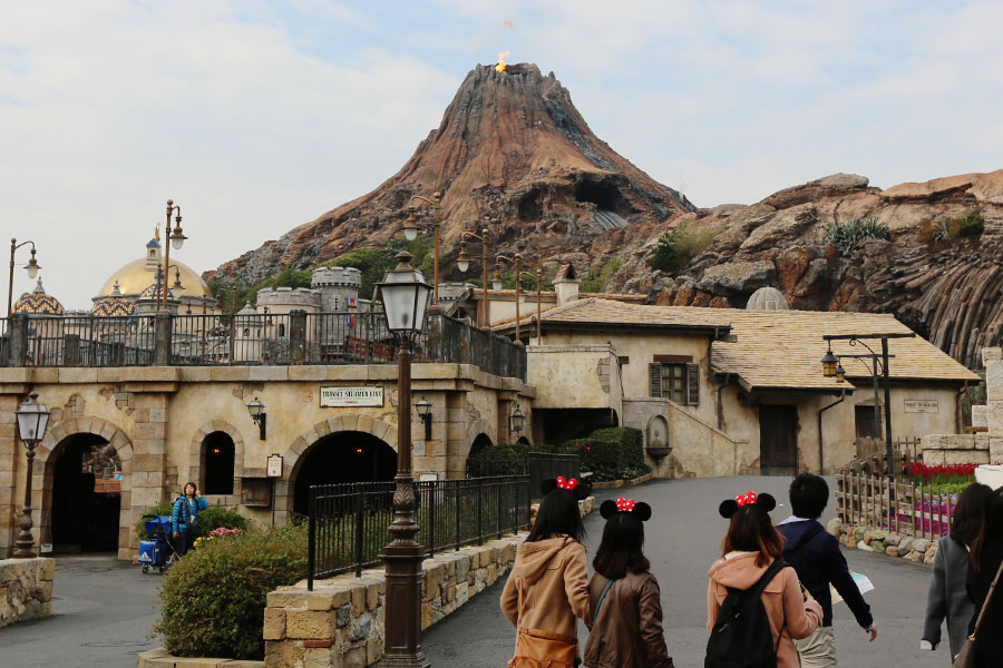 O vulcão Monte Prometheus fica exatamente no centro do parque e tem a mesma altura que o castelo da Cinderella de Tokyo Disneyland