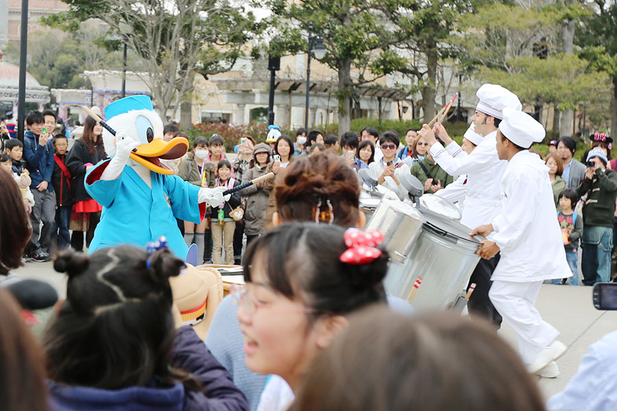 Pato Donald batucando em panelas em American Waterfront