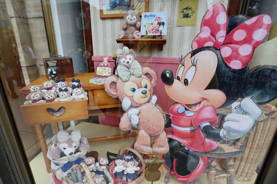 Vitrine de loja do Duffy com Minnie costurando a Shellie May