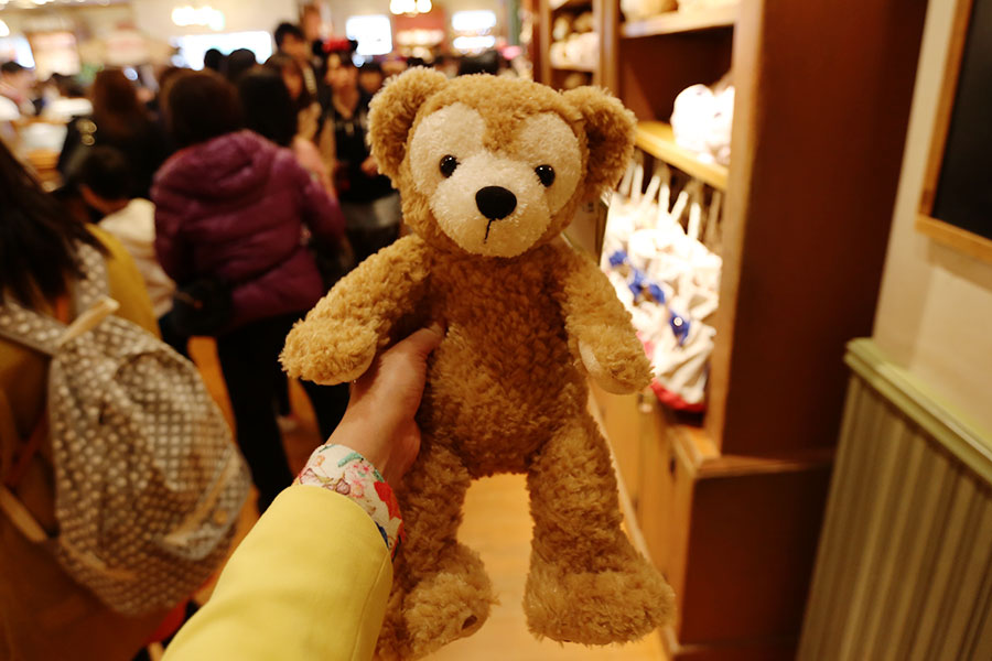 Você compra o Duffy "peladinho" e as roupas separadamente, igual no Build a Bear