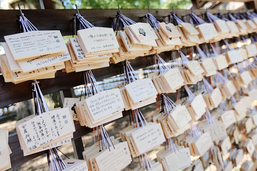 Orações deixadas pelos visitantes no Meiji Jingu