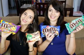 Provando sabores diferentes de M&M’s