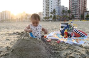 O que levar na bolsa de praia do bebê