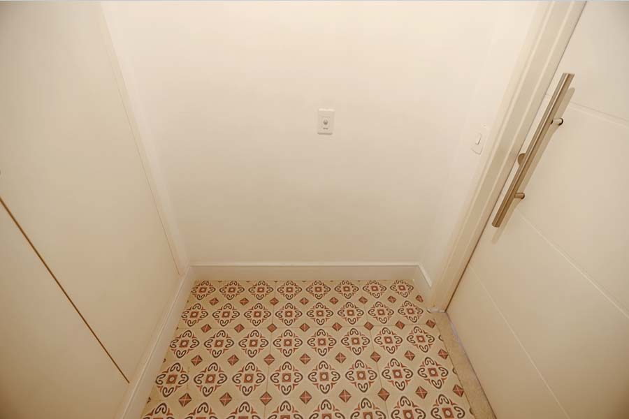 Antes - Hall vazio com piso de azulejo